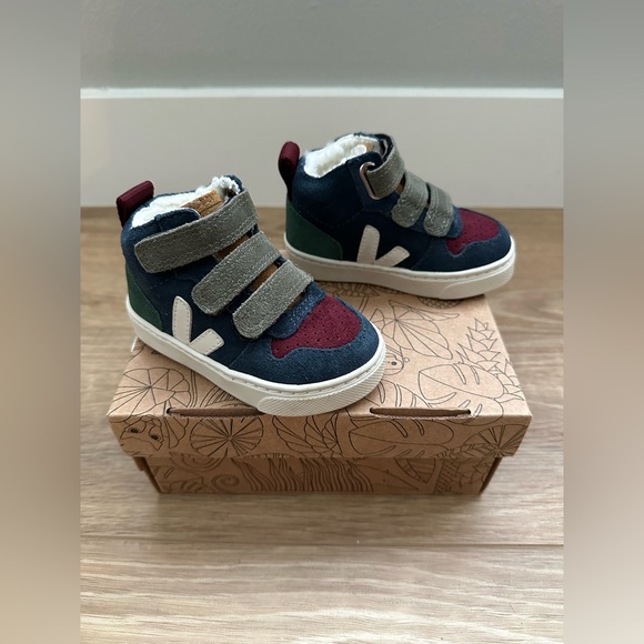 Veja Other - Veja toddler Sherpa lined sneakers
